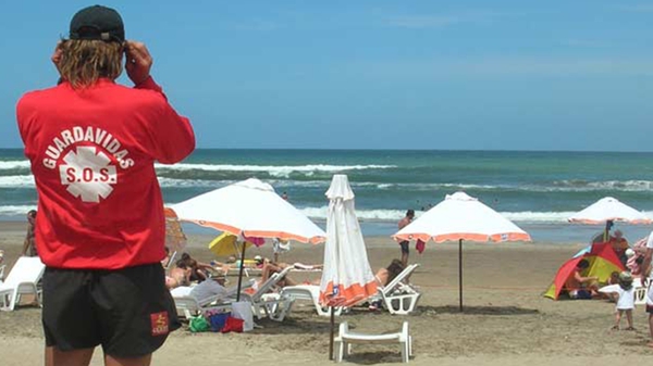 El Intendente de la Costa decidió que la seguridad en playa se extiende hasta el 15 de abril.